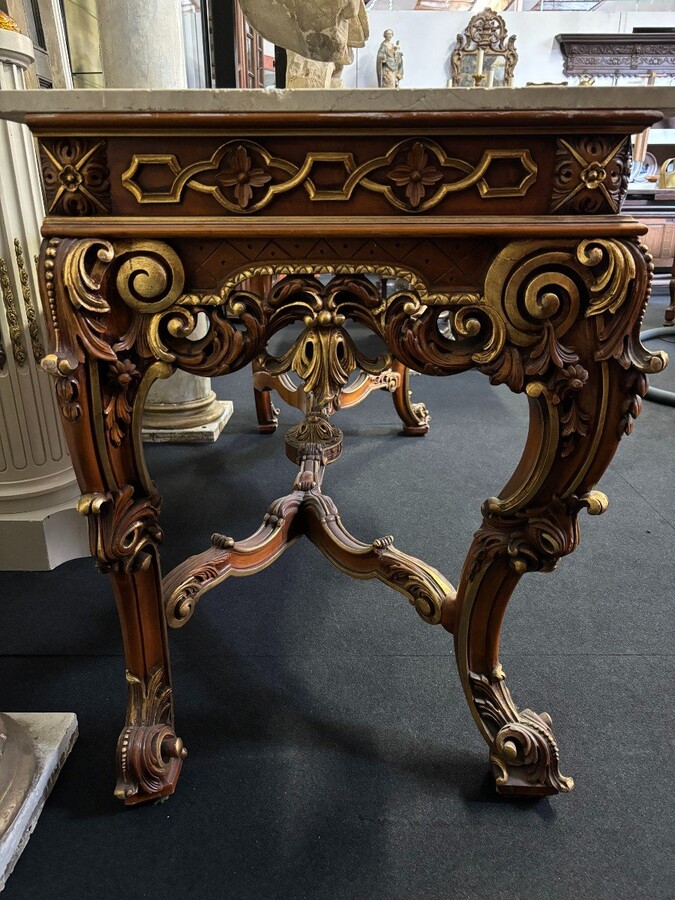 Large decorative console in carved wood 20th century. Beautiful console in wood with gilt accents and on top a top in travertine Dimensions : Width : 170 cm Height : 90 cm Depth : 71 cm In very good condition