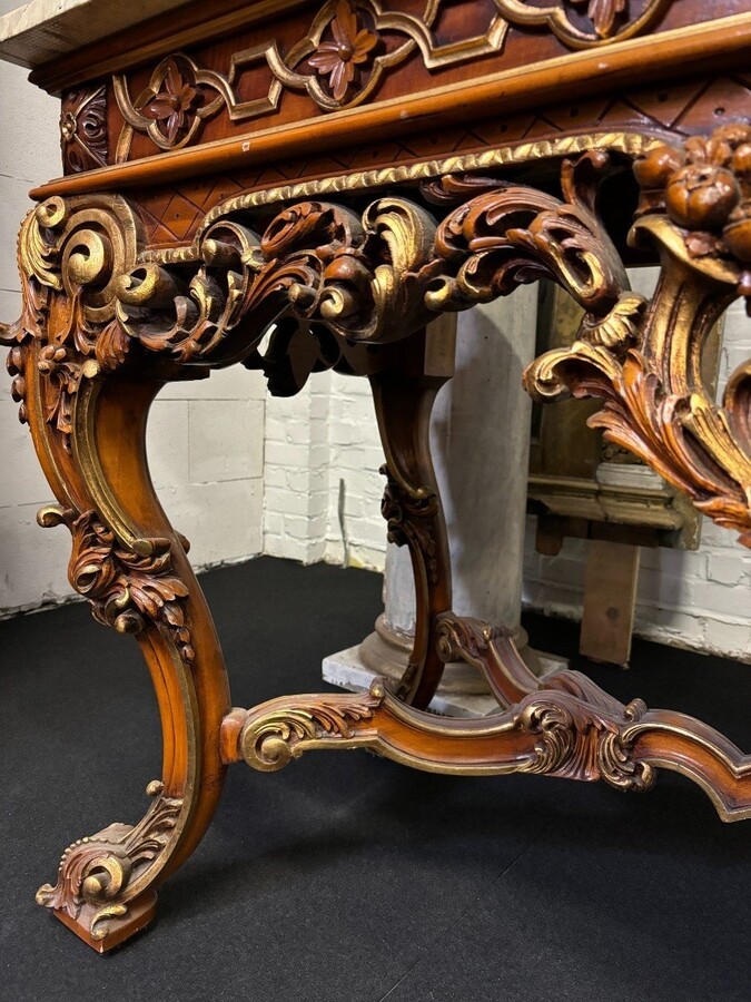 Large decorative console in carved wood 20th century. Beautiful console in wood with gilt accents and on top a top in travertine Dimensions : Width : 170 cm Height : 90 cm Depth : 71 cm In very good condition