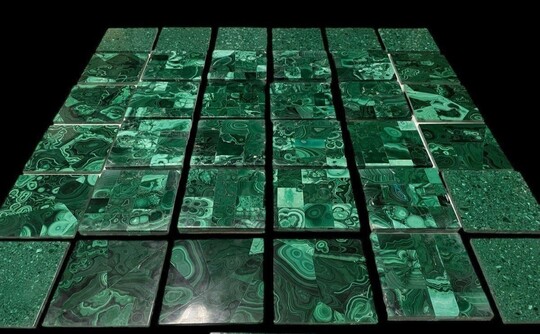 Large lot of tiles in malachite ( 36 pieces ) Beautiful tiles in malachite to be used for all kinds of purposes. The dimensions are 10 x 10 cm and they have different thicknesses : from 0.6 mm to 1 cm. Only for sale in lot for the whole lot of 36 pieces.