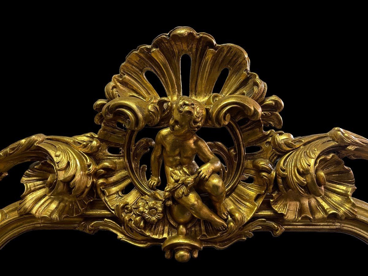 Large Louis XV style mirror with putti in gilded wood / stucco 19th century. Decorated with beautiful ornaments and at the top with a large putti. Dimensions: Height : 224 cm Width : 114 cm Decorative mirror in very good condition from around 1900