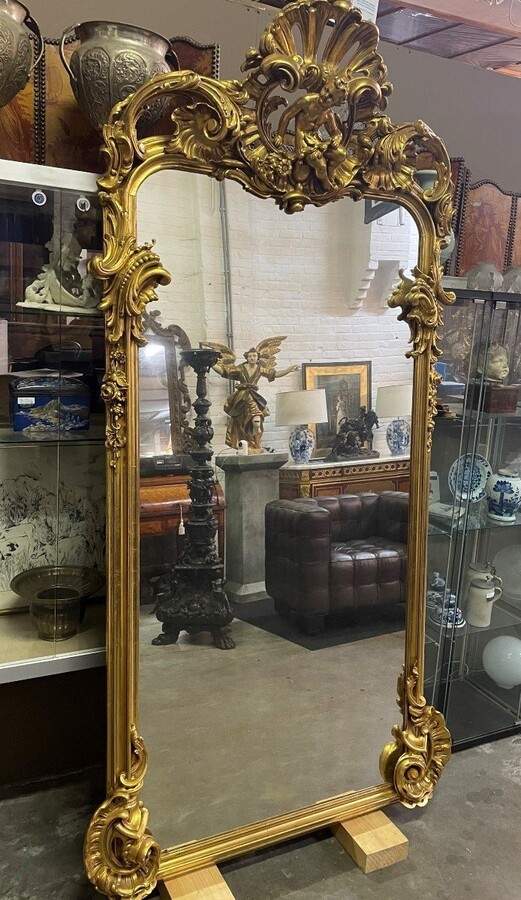 Large Louis XV style mirror with putti in gilded wood / stucco 19th century. Decorated with beautiful ornaments and at the top with a large putti. Dimensions: Height : 224 cm Width : 114 cm Decorative mirror in very good condition from around 1900