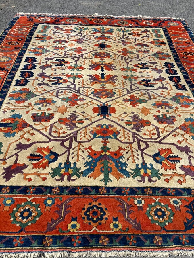 Large Oriental carpet in wool 20th century. Beautiful wool carpet with beautiful colours in very good condition Dimensions : Lengete : 377 cm Width : 307 cm