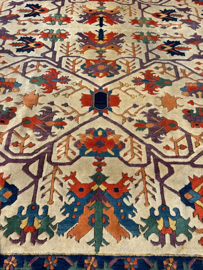 Large Oriental carpet in wool 20th century. Beautiful wool carpet with beautiful colours in very good condition Dimensions : Lengete : 377 cm Width : 307 cm