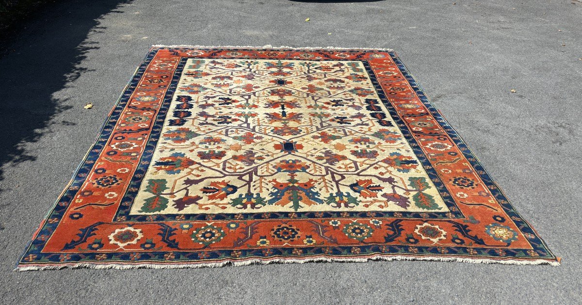 Large Oriental carpet in wool 20th century. Beautiful wool carpet with beautiful colours in very good condition Dimensions : Lengete : 377 cm Width : 307 cm