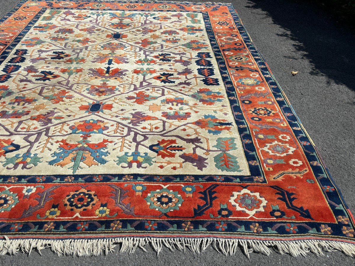 Large Oriental carpet in wool 20th century. Beautiful wool carpet with beautiful colours in very good condition Dimensions : Lengete : 377 cm Width : 307 cm