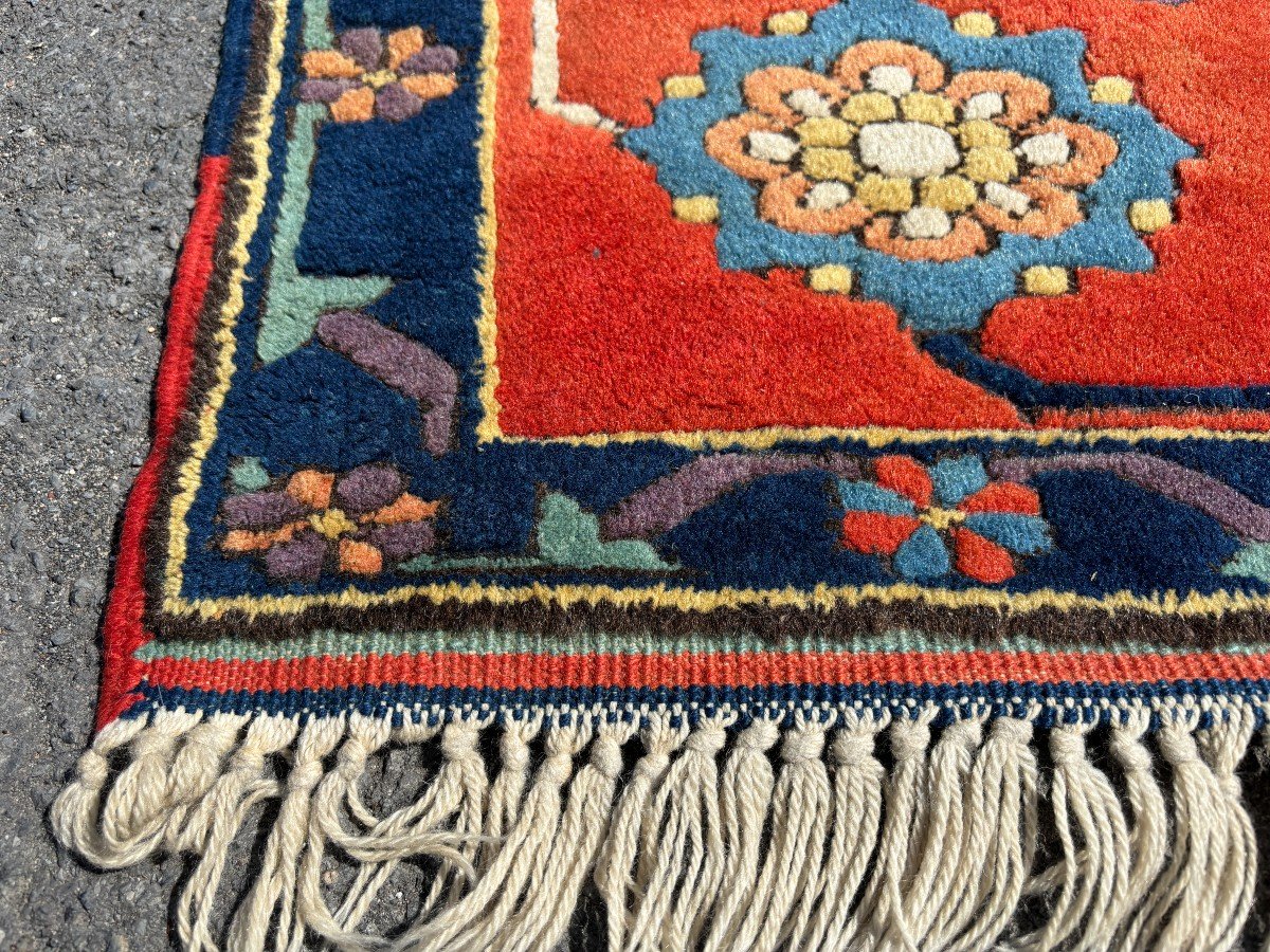 Large Oriental carpet in wool 20th century. Beautiful wool carpet with beautiful colours in very good condition Dimensions : Lengete : 377 cm Width : 307 cm