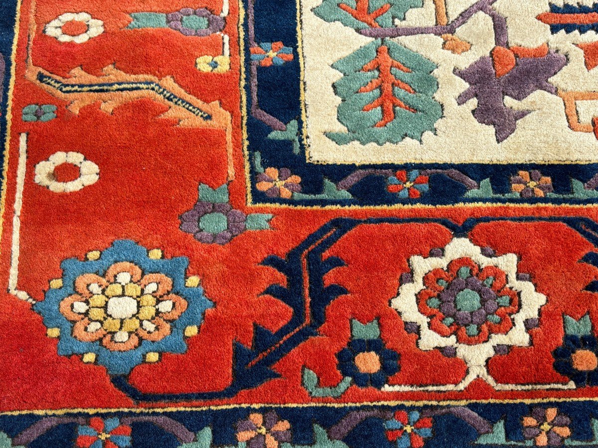 Large Oriental carpet in wool 20th century. Beautiful wool carpet with beautiful colours in very good condition Dimensions : Lengete : 377 cm Width : 307 cm