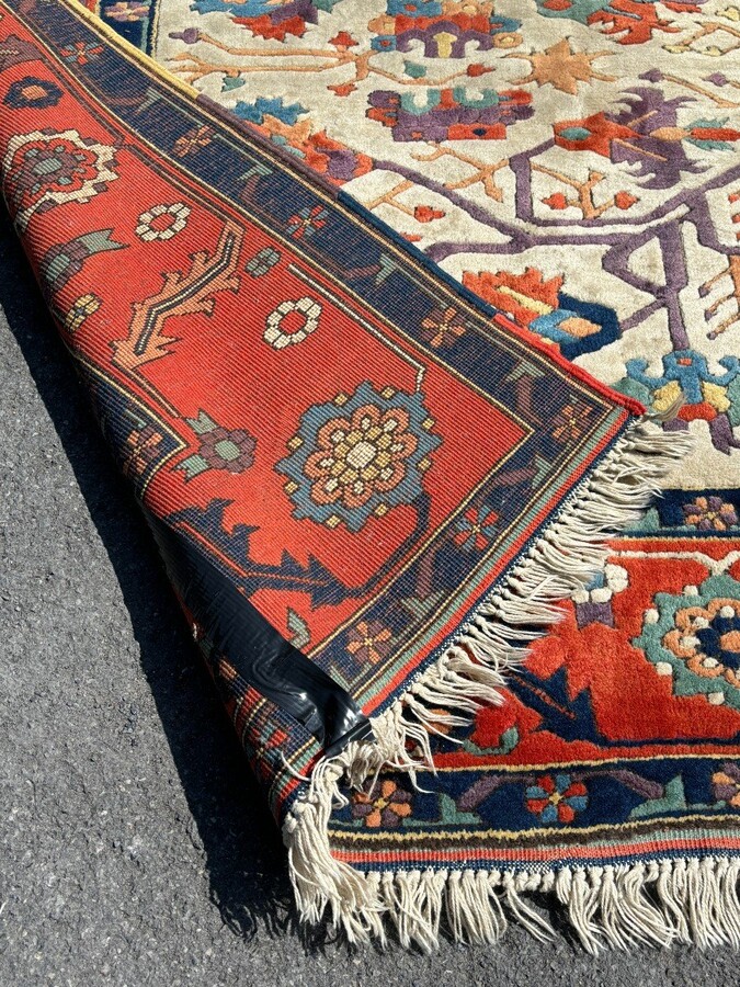 Large Oriental carpet in wool 20th century. Beautiful wool carpet with beautiful colours in very good condition Dimensions : Lengete : 377 cm Width : 307 cm