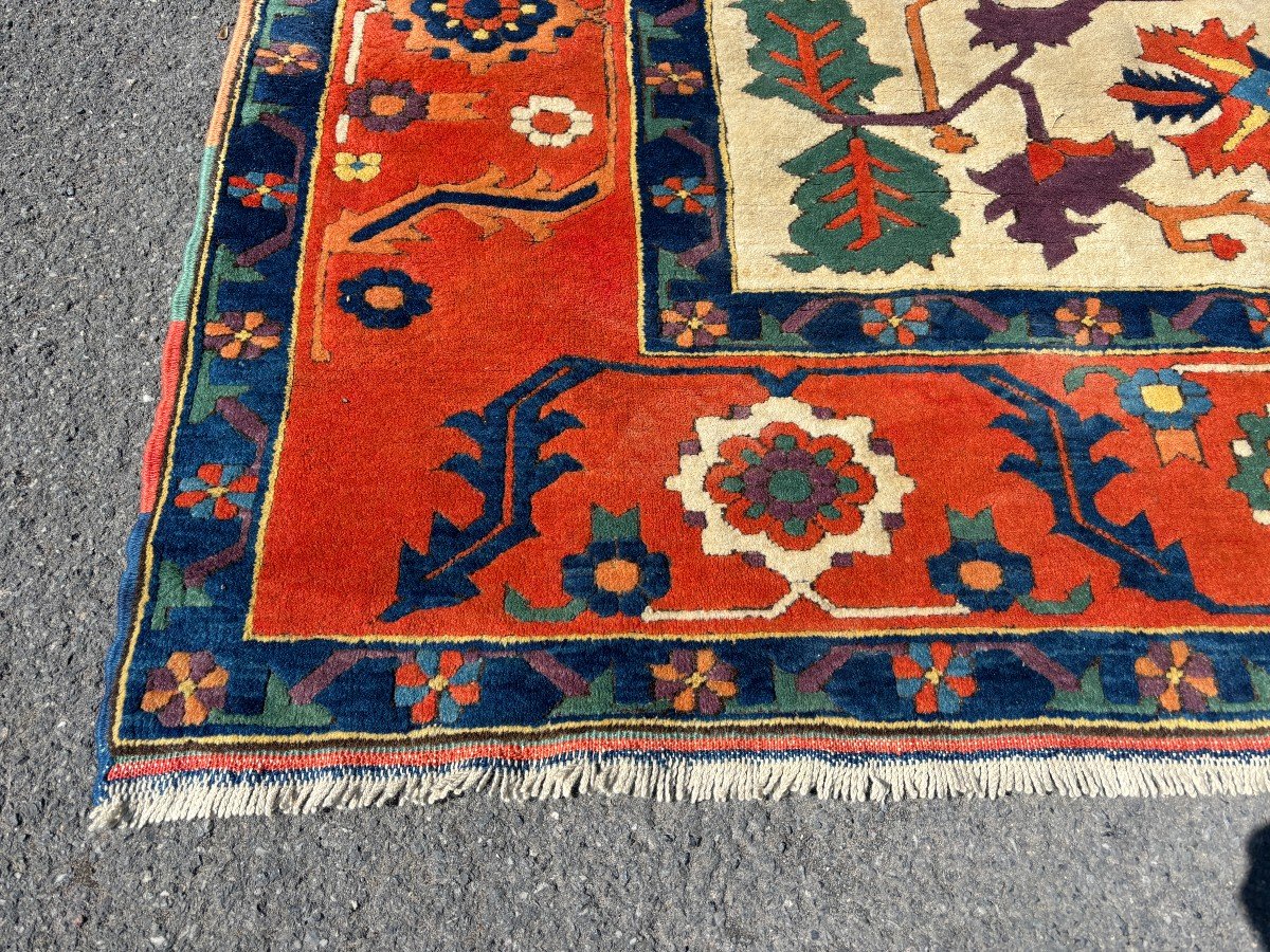 Large Oriental carpet in wool 20th century. Beautiful wool carpet with beautiful colours in very good condition Dimensions : Lengete : 377 cm Width : 307 cm