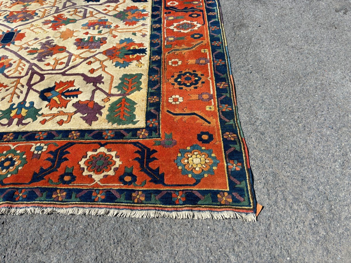 Large Oriental carpet in wool 20th century. Beautiful wool carpet with beautiful colours in very good condition Dimensions : Lengete : 377 cm Width : 307 cm