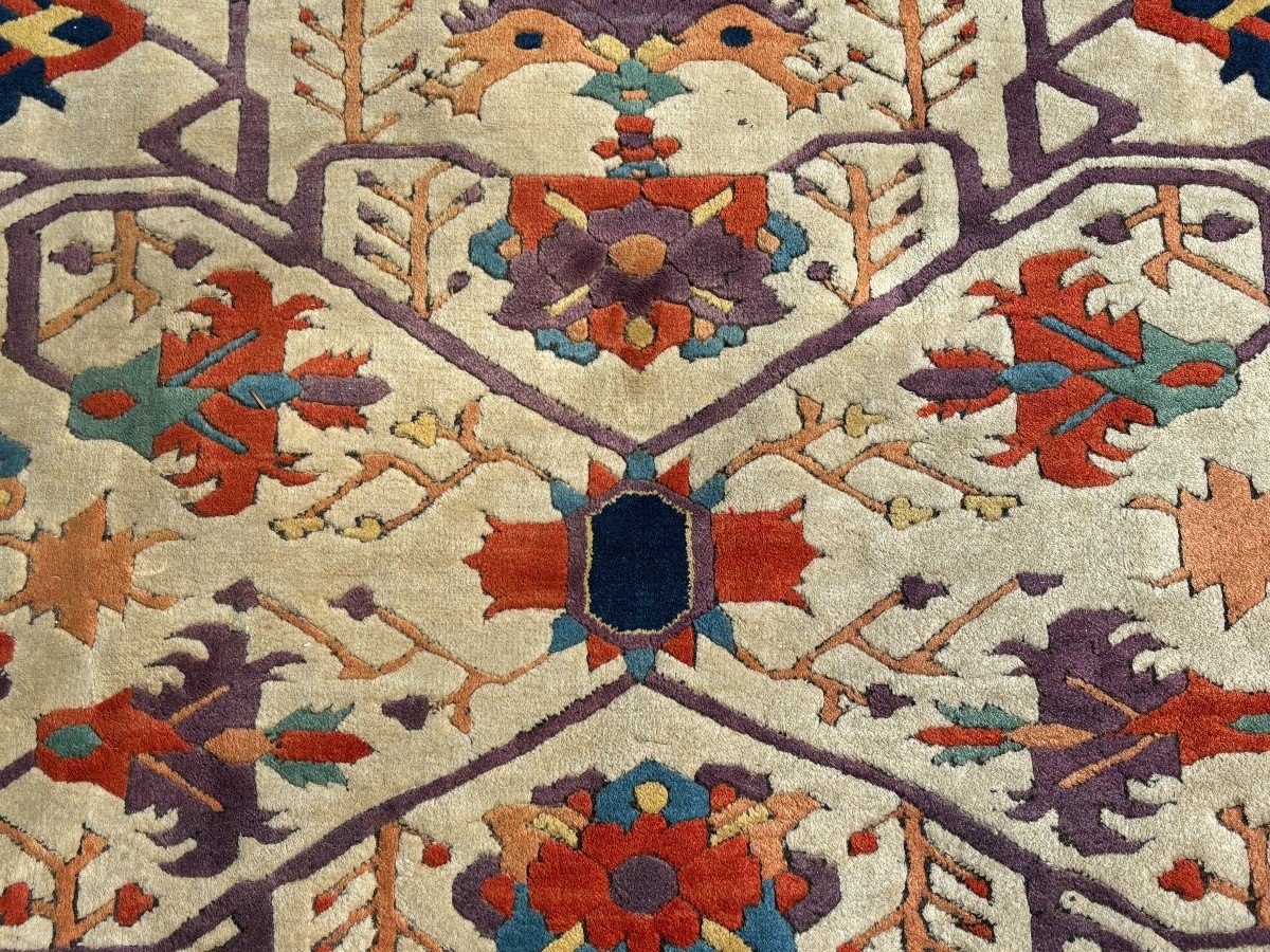 Large Oriental carpet in wool 20th century. Beautiful wool carpet with beautiful colours in very good condition Dimensions : Lengete : 377 cm Width : 307 cm