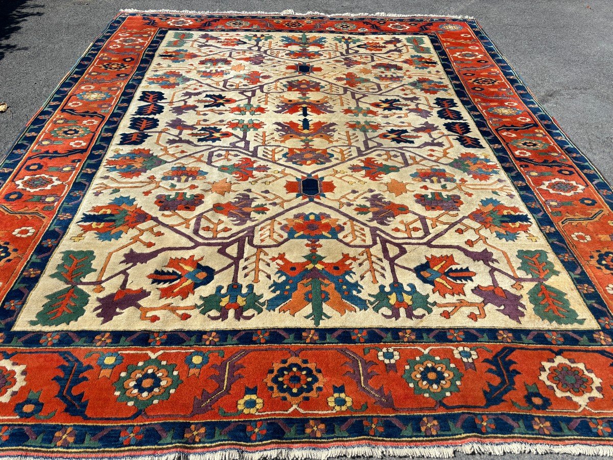 Large Oriental carpet in wool 20th century. Beautiful wool carpet with beautiful colours in very good condition Dimensions : Lengete : 377 cm Width : 307 cm