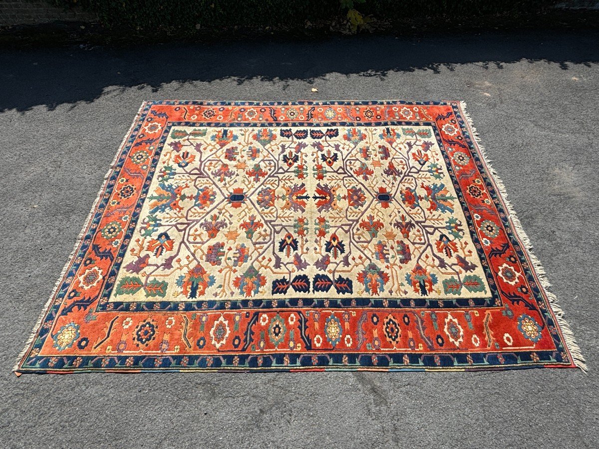 Large Oriental carpet in wool 20th century. Beautiful wool carpet with beautiful colours in very good condition Dimensions : Lengete : 377 cm Width : 307 cm