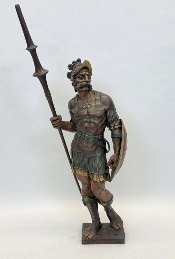 Large polychrome oak sculpture of a soldier/warrior late 19th century   Very decorative and detailed carving of a warrior with shield and spear. In very good condition. Dimensions : Height : 109 / 134 cm  Width : 49 cm Depth : 39 cm Foot : 26 x 21,5 cm Be