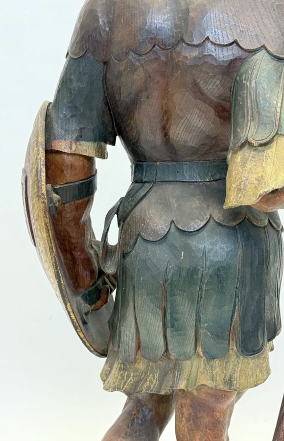 Large polychrome oak sculpture of a soldier/warrior late 19th century   Very decorative and detailed carving of a warrior with shield and spear. In very good condition. Dimensions : Height : 109 / 134 cm  Width : 49 cm Depth : 39 cm Foot : 26 x 21,5 cm Be