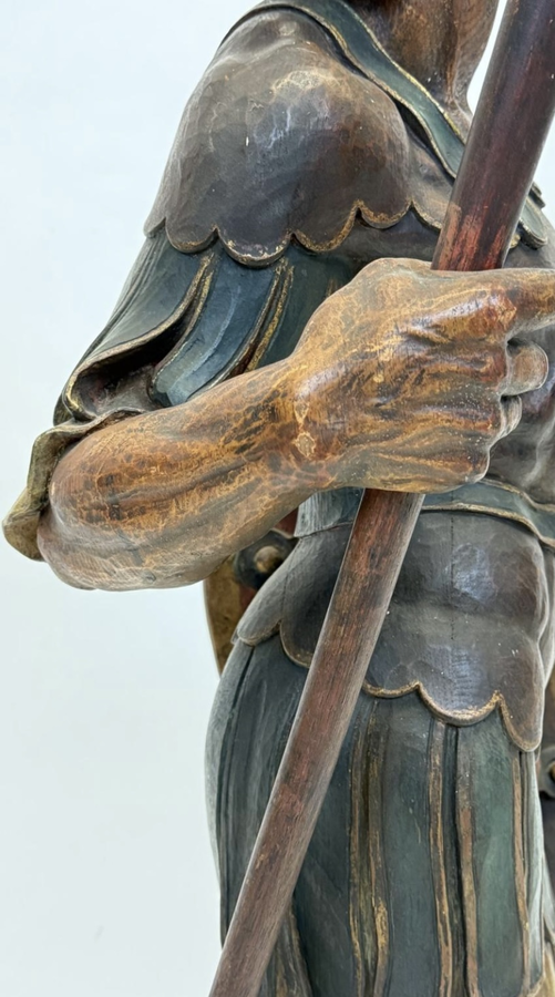 Large polychrome oak sculpture of a soldier/warrior late 19th century   Very decorative and detailed carving of a warrior with shield and spear. In very good condition. Dimensions : Height : 109 / 134 cm  Width : 49 cm Depth : 39 cm Foot : 26 x 21,5 cm Be