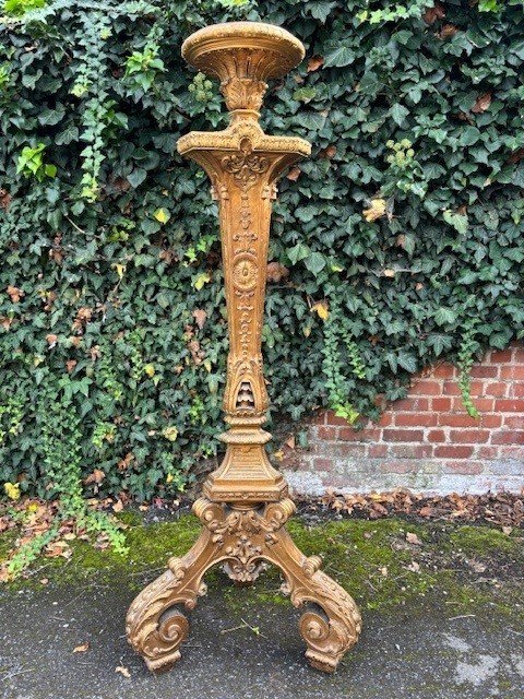 Large Torchère style Regence in gilt wood 19th century. Decorative torchère with openwork stem , decorated with ornaments , scrolls and tassels standing on 3 large scrolled legs. Dimensions : Height : 166 cm Width : 62 cm Depth : 56 cm 