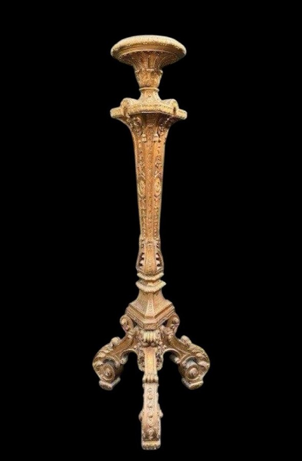 Large Torchère style Regence in gilt wood 19th century. Decorative torchère with openwork stem , decorated with ornaments , scrolls and tassels standing on 3 large scrolled legs. Dimensions : Height : 166 cm Width : 62 cm Depth : 56 cm