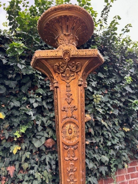 Large Torchère style Regence in gilt wood 19th century. Decorative torchère with openwork stem , decorated with ornaments , scrolls and tassels standing on 3 large scrolled legs.  Dimensions : Height : 166 cm Width : 62 cm Depth : 56 cm Torchère in good c