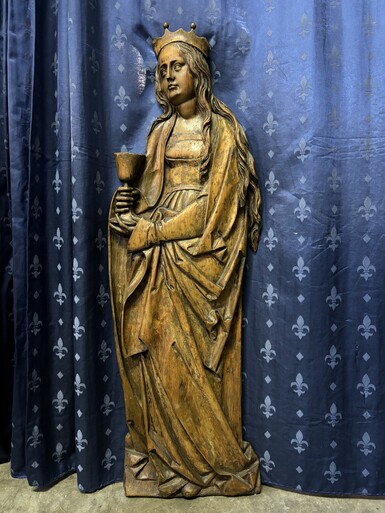 Large wooden bas-relief of Saint Barbara, 17th century. Special bas-relief in limewood depicting Saint Barbara with a chalice. Dimensions: Height: 105 cm Width : 35 cm Depth : 7 cm In good condition with normal signs of use, early 17th century.