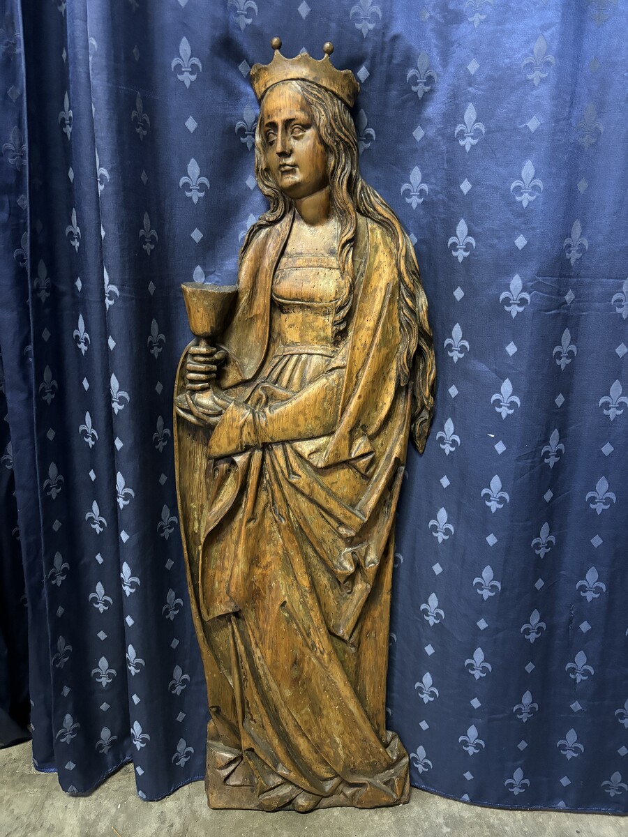 Large wooden bas-relief of Saint Barbara, 17th century. Special bas-relief in limewood depicting Saint Barbara with a chalice. Dimensions: Height: 105 cm Width : 35 cm Depth : 7 cm In good condition with normal signs of use, early 17th century.