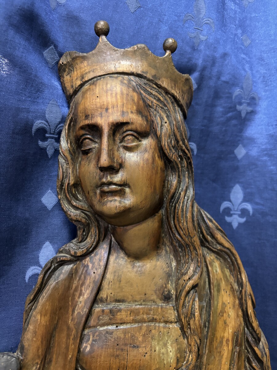 Large wooden bas-relief of Saint Barbara, 17th century. Special bas-relief in limewood depicting Saint Barbara with a chalice. Dimensions: Height: 105 cm Width : 35 cm Depth : 7 cm In good condition with normal signs of use, early 17th century.