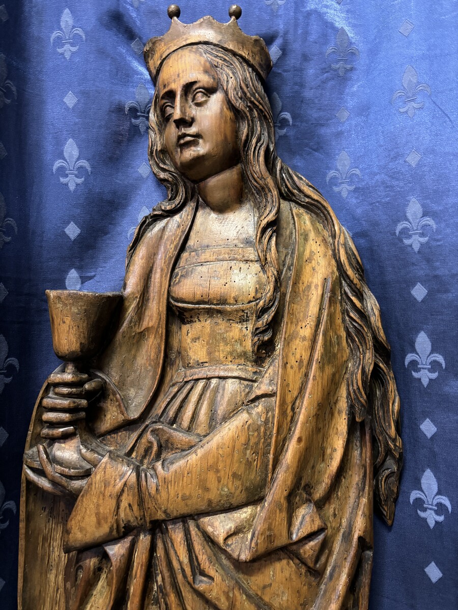 Large wooden bas-relief of Saint Barbara, 17th century. Special bas-relief in limewood depicting Saint Barbara with a chalice. Dimensions: Height: 105 cm Width : 35 cm Depth : 7 cm In good condition with normal signs of use, early 17th century.