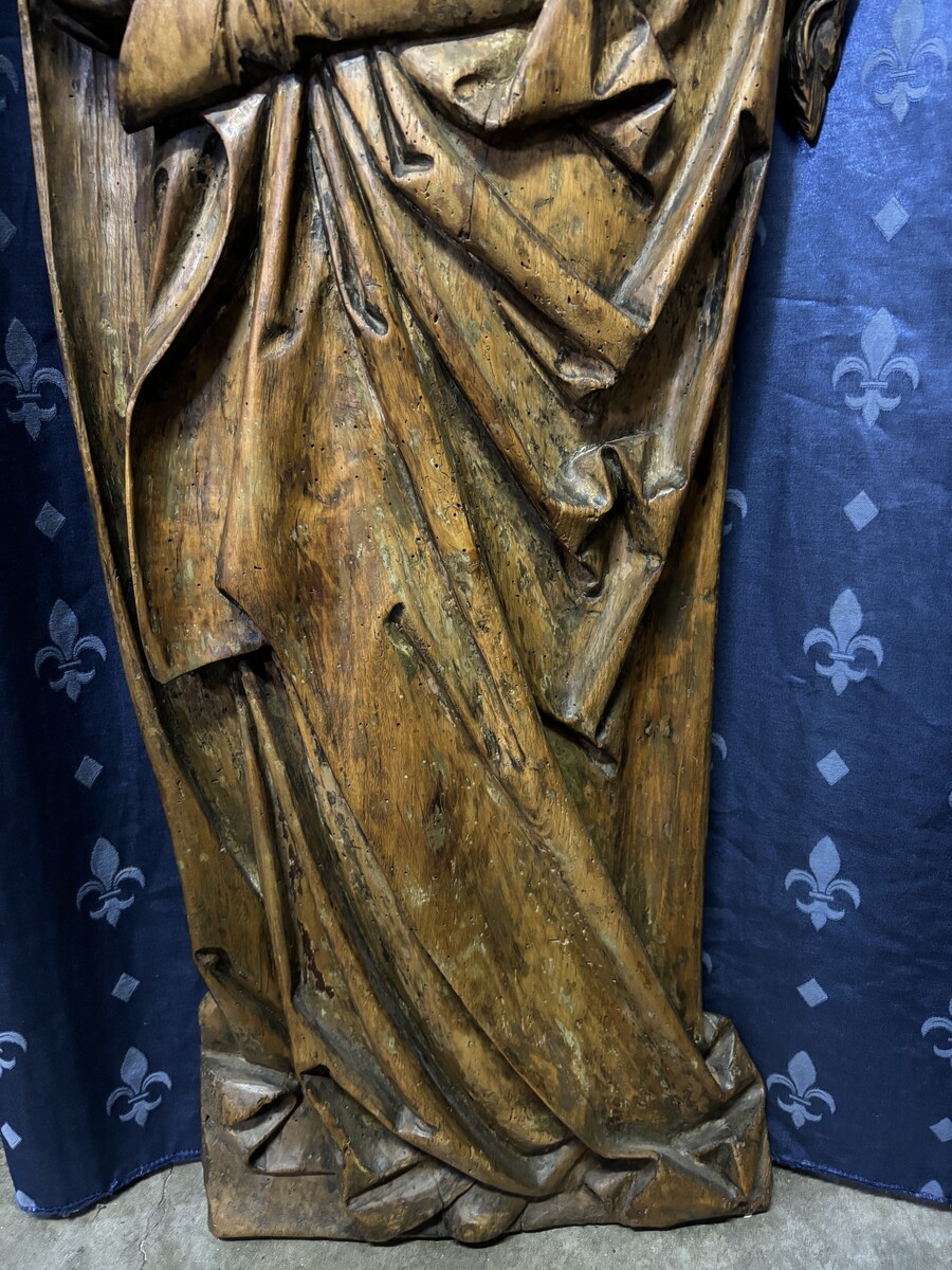 Large wooden bas-relief of Saint Barbara, 17th century. Special bas-relief in limewood depicting Saint Barbara with a chalice. Dimensions: Height: 105 cm Width : 35 cm Depth : 7 cm In good condition with normal signs of use, early 17th century.