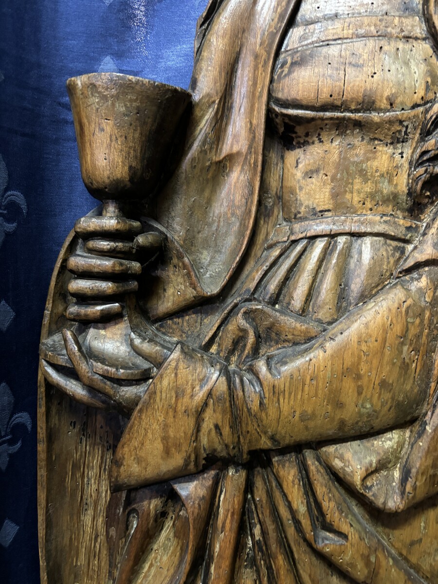 Large wooden bas-relief of Saint Barbara, 17th century. Special bas-relief in limewood depicting Saint Barbara with a chalice. Dimensions: Height: 105 cm Width : 35 cm Depth : 7 cm In good condition with normal signs of use, early 17th century.