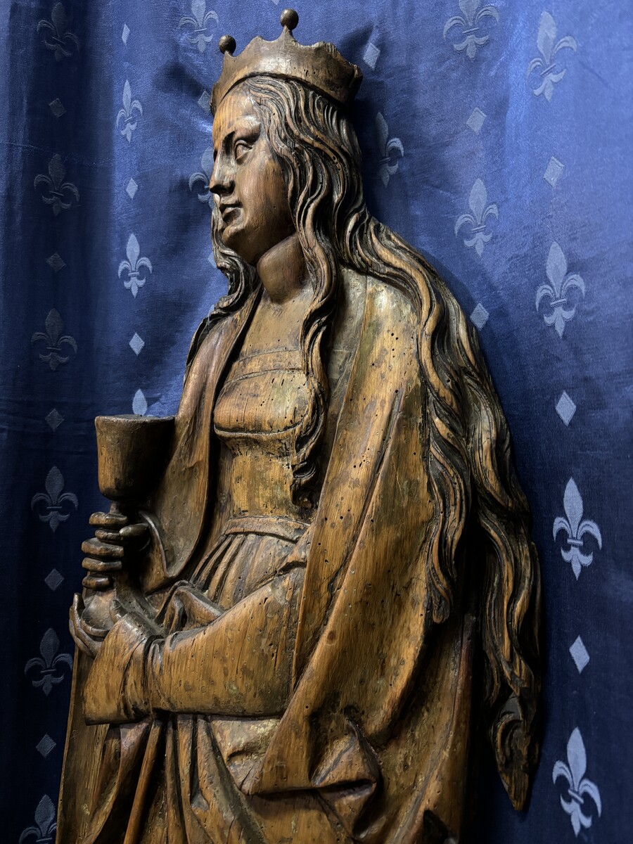 Large wooden bas-relief of Saint Barbara, 17th century. Special bas-relief in limewood depicting Saint Barbara with a chalice. Dimensions: Height: 105 cm Width : 35 cm Depth : 7 cm In good condition with normal signs of use, early 17th century.