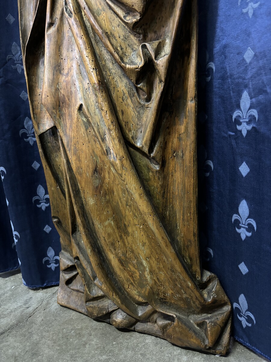 Large wooden bas-relief of Saint Barbara, 17th century. Special bas-relief in limewood depicting Saint Barbara with a chalice. Dimensions: Height: 105 cm Width : 35 cm Depth : 7 cm In good condition with normal signs of use, early 17th century.