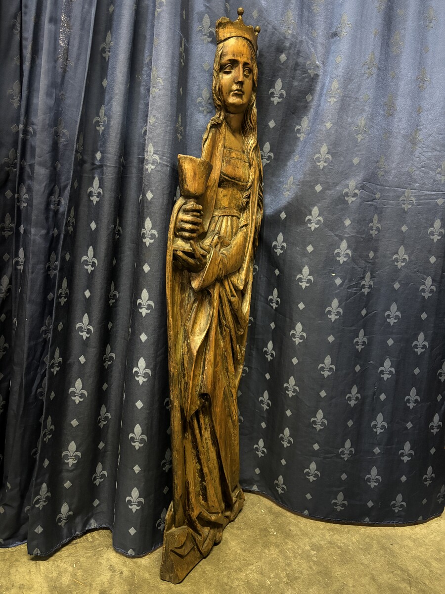 Large wooden bas-relief of Saint Barbara, 17th century. Special bas-relief in limewood depicting Saint Barbara with a chalice. Dimensions: Height: 105 cm Width : 35 cm Depth : 7 cm In good condition with normal signs of use, early 17th century.