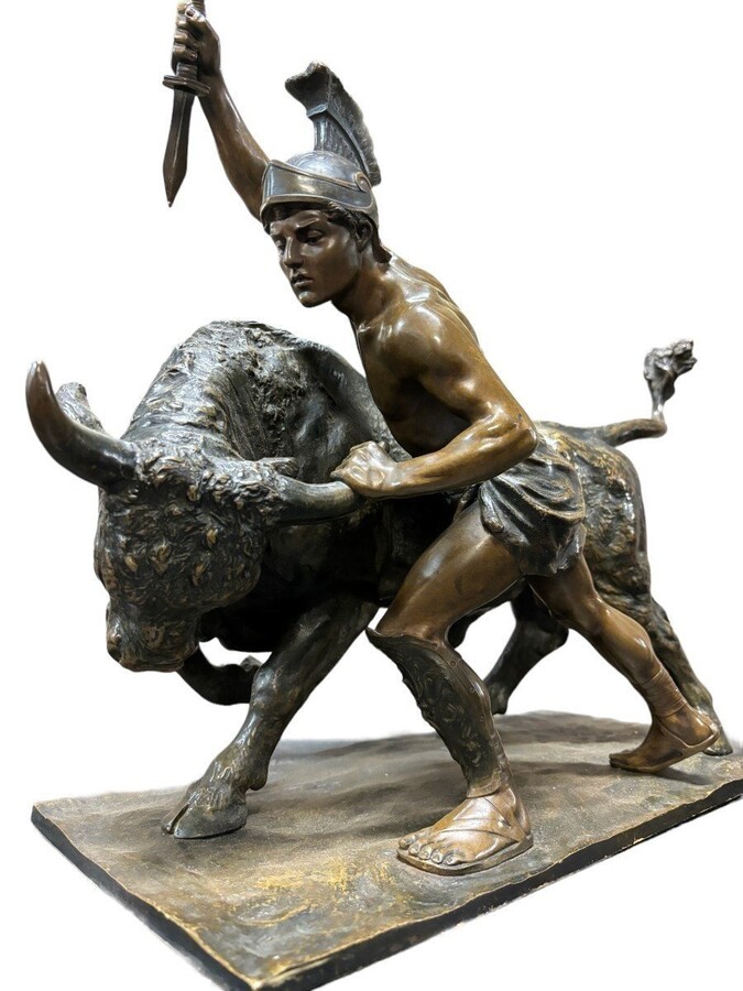 Nice bronze sculpture depicting a Gladiator fighting with a bull. Vienna, c. 1900. Signed and inscribed: Toison fec. With foundry stamp: Thenn Vienna copy right. Brown patinated bronze. Dimensions : Height : 40 cm. Width : 52 cm Depth : 21 cm