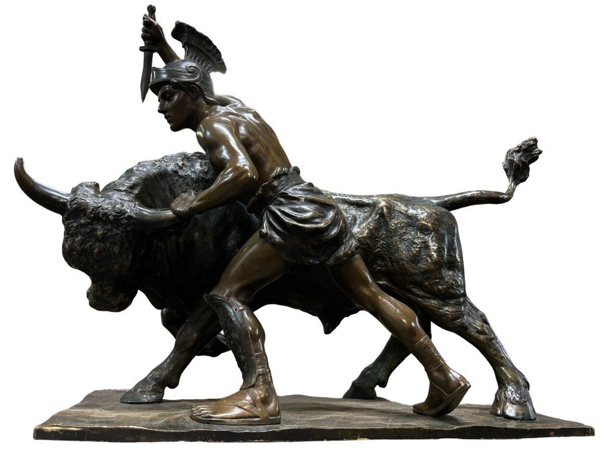 Nice bronze sculpture depicting a Gladiator fighting with a bull. Vienna, c. 1900. Signed and inscribed: Toison fec. With foundry stamp: Thenn Vienna copy right. Brown patinated bronze. Dimensions : Height : 40 cm. Width : 52 cm Depth : 21 cm