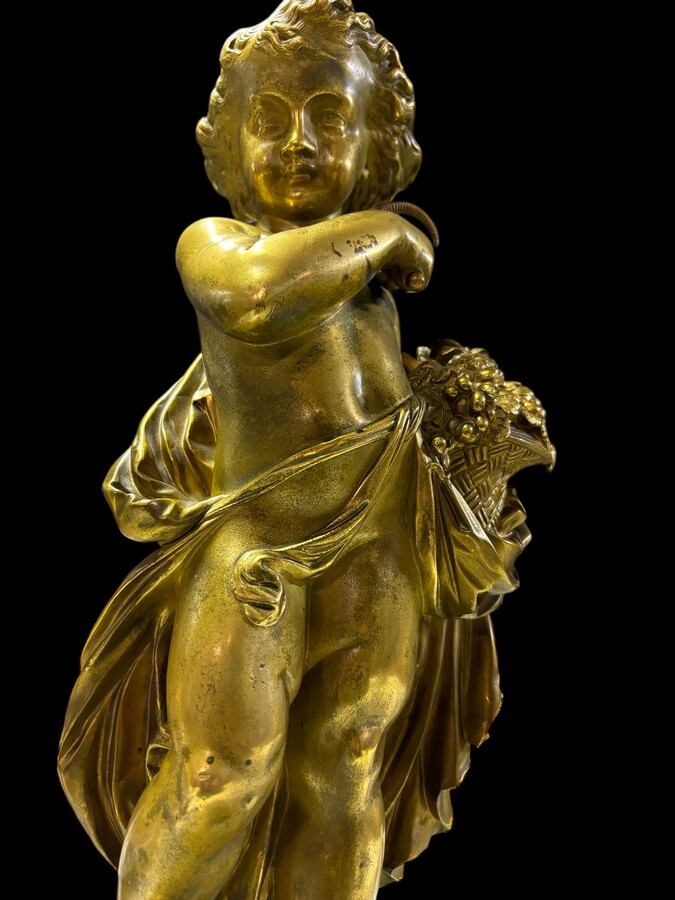 Nice bronze sculpture putti with fruit basket ‘ summer ’19thC. Fine bronze sculpture with very fine details representing the summer of the 4 seasons standing on a marble plinth with bronze decorations height : 48 cm 