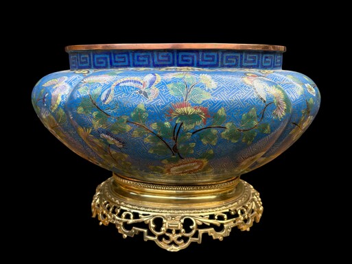 Nice cloisonné enamel planter circa 1900 Decorative planter in fresh colours resting on an exposed bronze base. In good condition with some minor damage to the cloisonné enamel.  Dimensions: Length: 43 cm Height : 25 cm Depth: 32 cm Asia, circa 1900