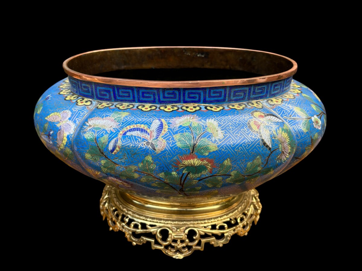 Nice cloisonné enamel planter circa 1900 Decorative planter in fresh colours resting on an exposed bronze base. In good condition with some minor damage to the cloisonné enamel.  Dimensions: Length: 43 cm Height : 25 cm Depth: 32 cm Asia, circa 1900