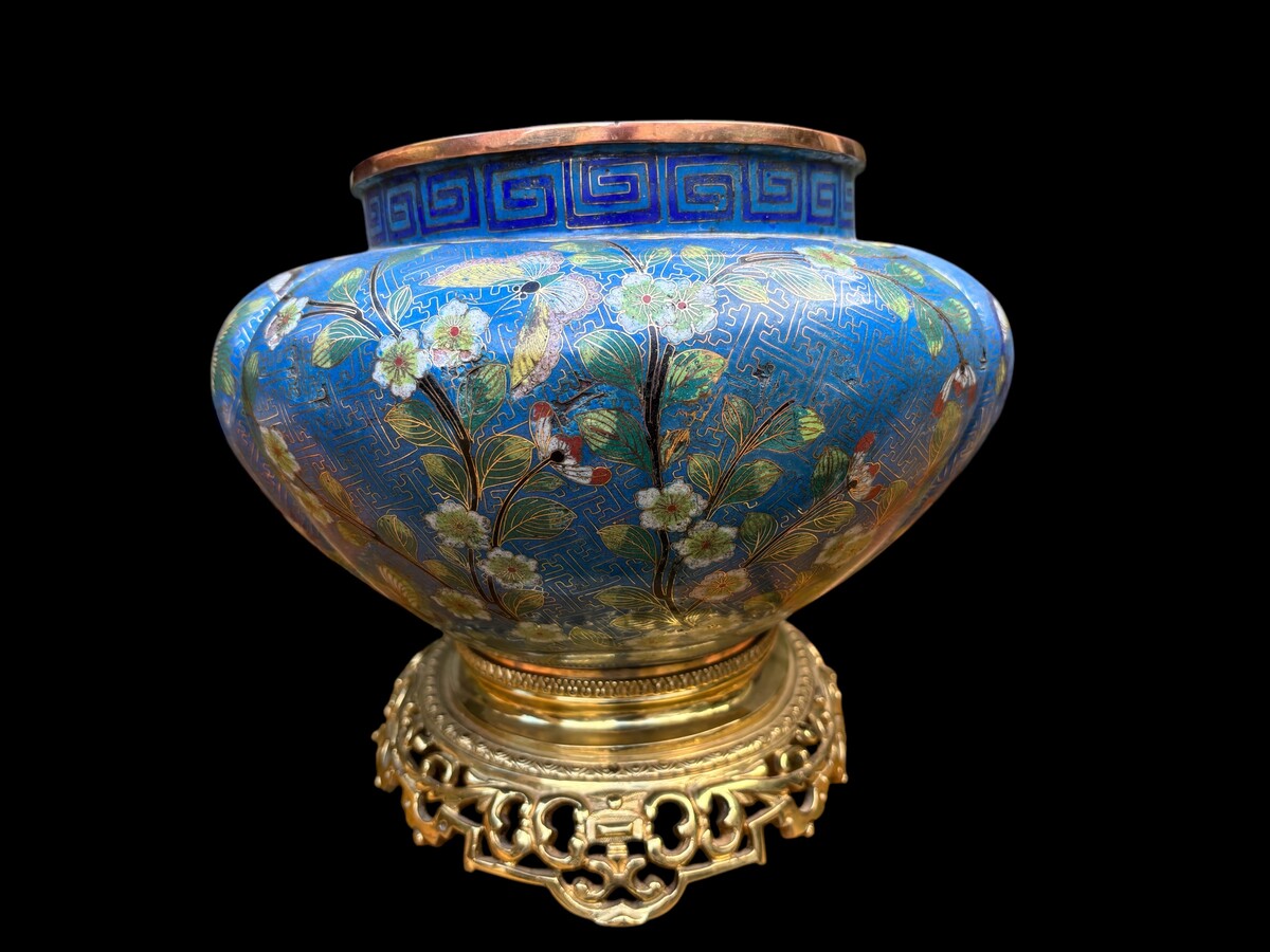 Nice cloisonné enamel planter circa 1900 Decorative planter in fresh colours resting on an exposed bronze base. In good condition with some minor damage to the cloisonné enamel.  Dimensions: Length: 43 cm Height : 25 cm Depth: 32 cm Asia, circa 1900