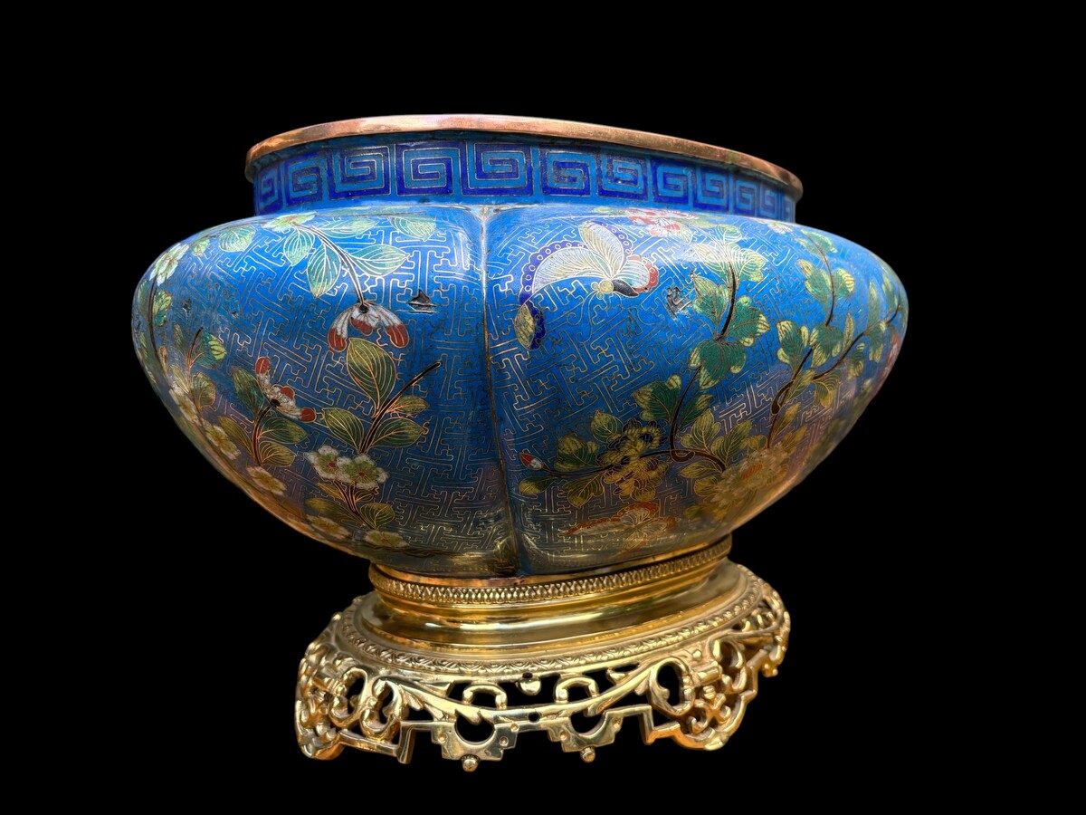 Nice cloisonné enamel planter circa 1900 Decorative planter in fresh colours resting on an exposed bronze base. In good condition with some minor damage to the cloisonné enamel.  Dimensions: Length: 43 cm Height : 25 cm Depth: 32 cm Asia, circa 1900