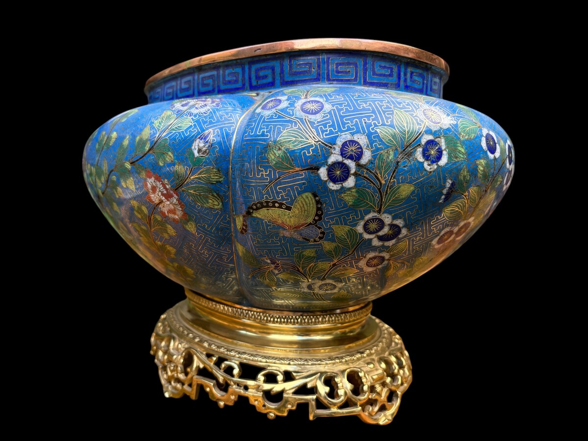 Nice cloisonné enamel planter circa 1900 Decorative planter in fresh colours resting on an exposed bronze base. In good condition with some minor damage to the cloisonné enamel.  Dimensions: Length: 43 cm Height : 25 cm Depth: 32 cm Asia, circa 1900