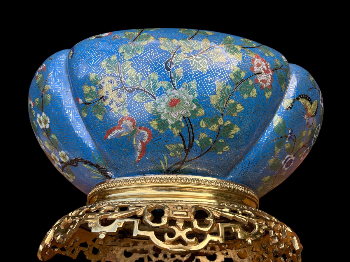 Nice cloisonné enamel planter circa 1900 Decorative planter in fresh colours resting on an exposed bronze base. In good condition with some minor damage to the cloisonné enamel.  Dimensions: Length: 43 cm Height : 25 cm Depth: 32 cm Asia, circa 1900