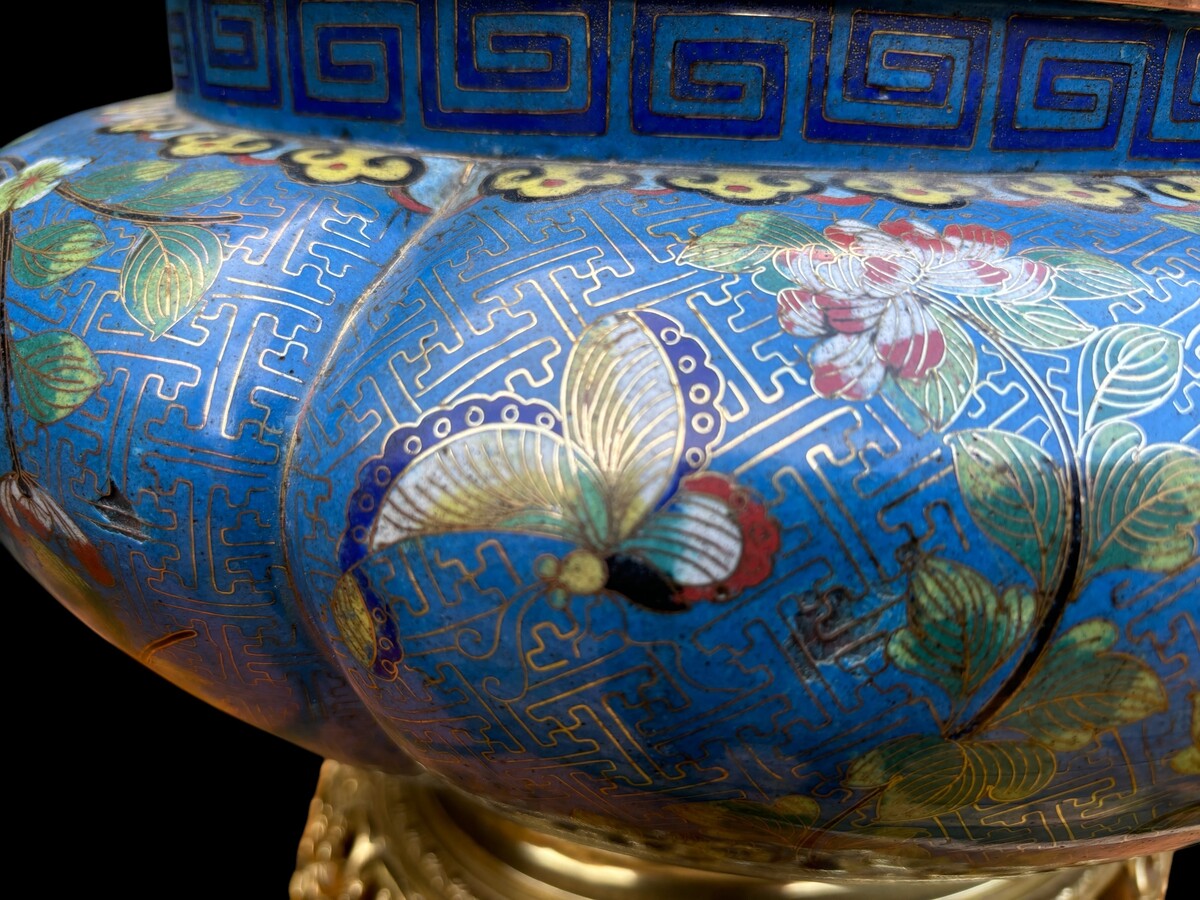 Nice cloisonné enamel planter circa 1900 Decorative planter in fresh colours resting on an exposed bronze base. In good condition with some minor damage to the cloisonné enamel.  Dimensions: Length: 43 cm Height : 25 cm Depth: 32 cm Asia, circa 1900