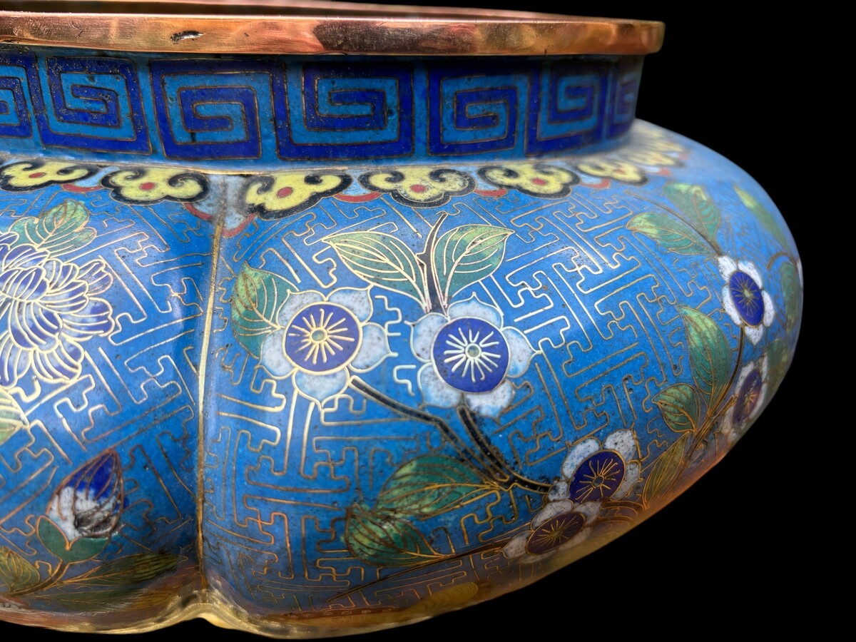 Nice cloisonné enamel planter circa 1900 Decorative planter in fresh colours resting on an exposed bronze base. In good condition with some minor damage to the cloisonné enamel.  Dimensions: Length: 43 cm Height : 25 cm Depth: 32 cm Asia, circa 1900