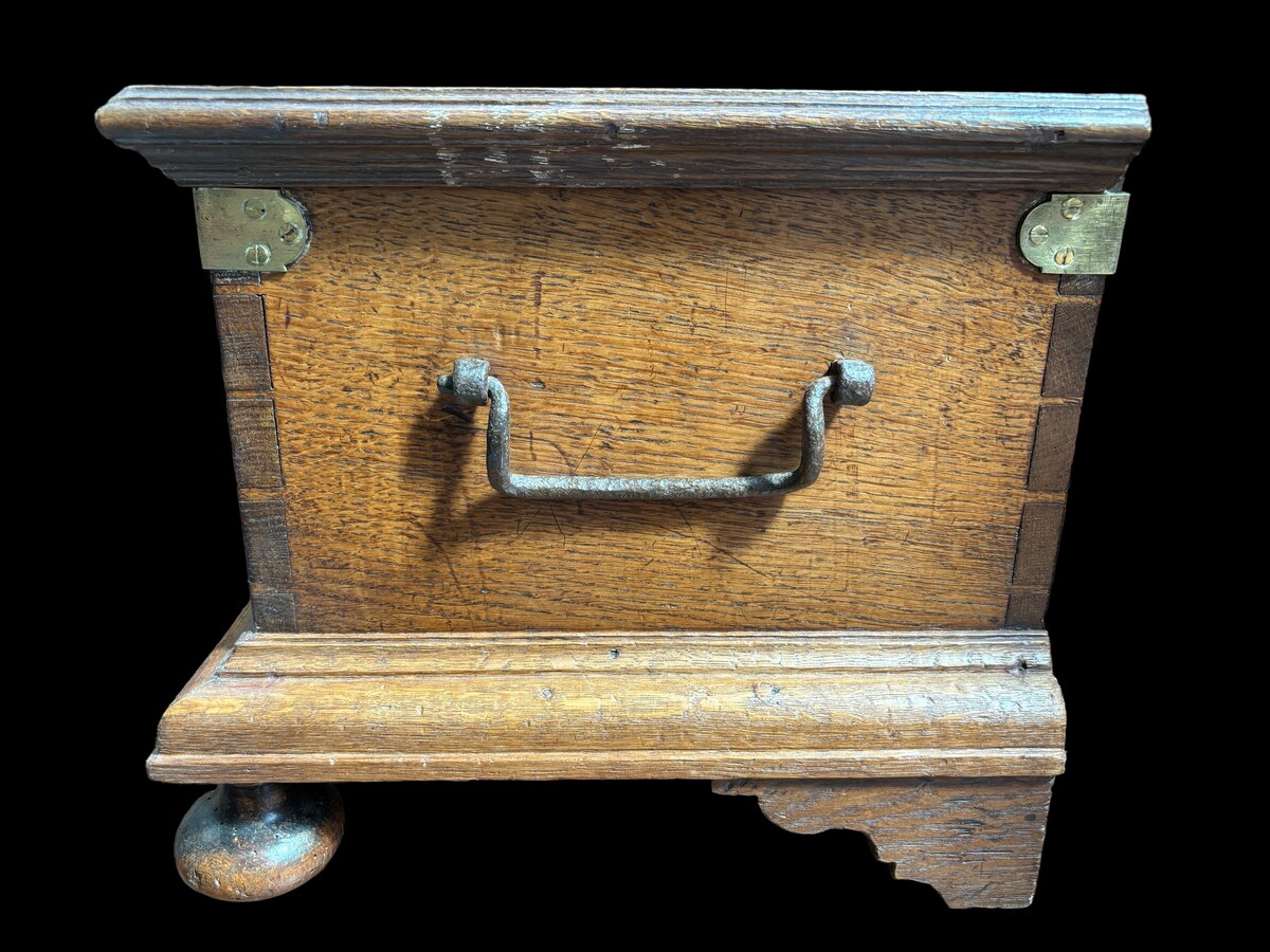 Nice little oak chest VOC 18th century. Small oak chest with 3 locks and wrought iron hinges, lid nicely carved with Renaissance decoration and standing on ball-shaped feet. Missing keys Front painted with the VOC ( Verenigde Oost-Indische Compagnie )