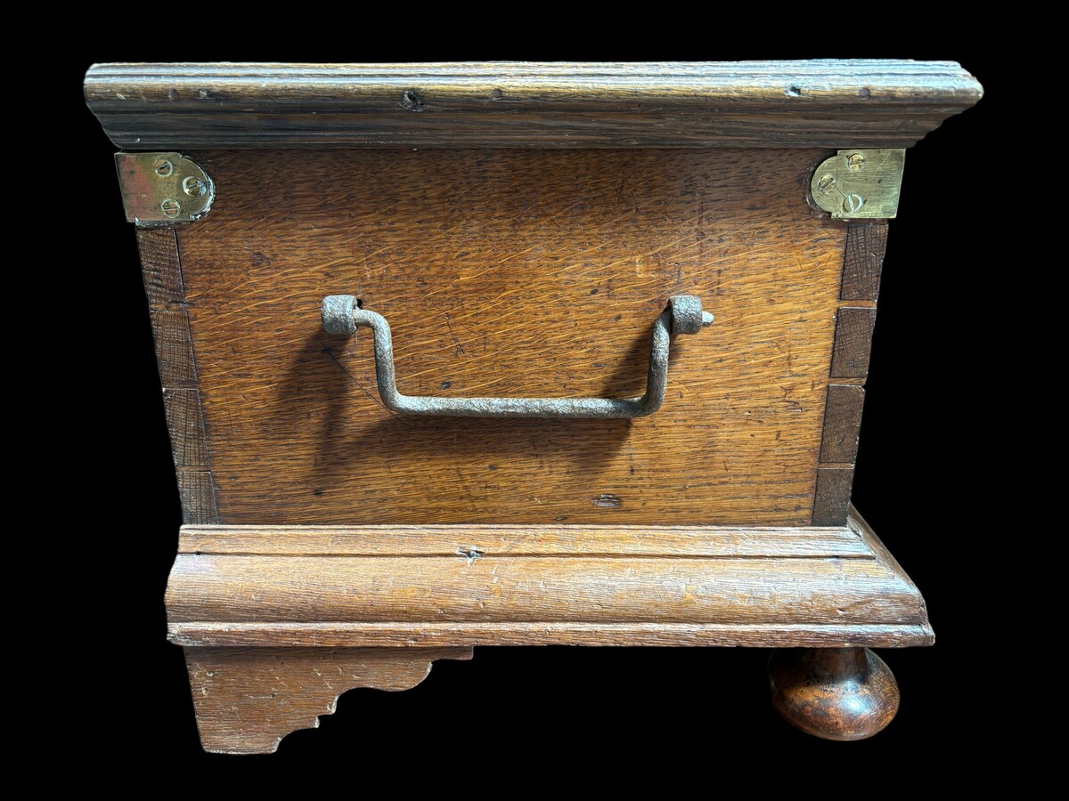 Nice little oak chest VOC 18th century. Small oak chest with 3 locks and wrought iron hinges, lid nicely carved with Renaissance decoration and standing on ball-shaped feet. Missing keys Front painted with the VOC ( Verenigde Oost-Indische Compagnie )