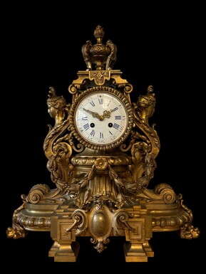 Nice Louis XVI style clock in bronze 19th century. Richly decorated with ornaments, women's heads and bronze girlandes. In good condition with slight traces of use. Dimensions: Height : 51 cm Width : 45 cm Depth : 19 cm Made in France around 1860-1870