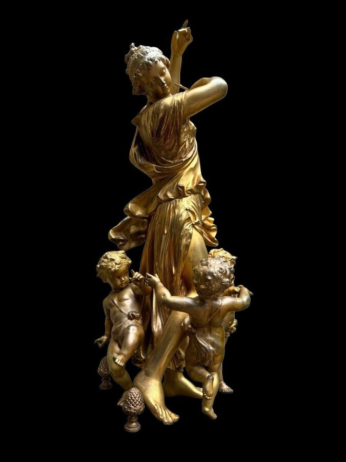 Nice mantel clock ‘ Woman with 3 putti ’ in gilt metal 19th century Special mantel clock woman with puttis playing music in gilt metal on a beautiful large pedestal in marble. Signed Philippe H. Mourey