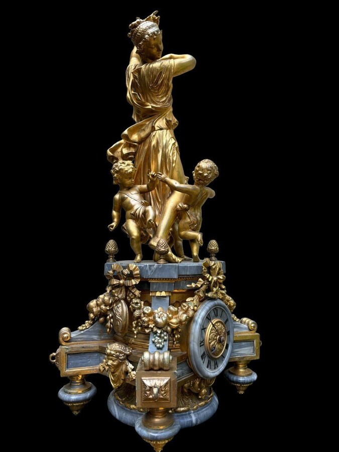 Nice mantel clock ‘ Woman with 3 putti ’ in gilt metal 19th century Special mantel clock woman with puttis playing music in gilt metal on a beautiful large pedestal in marble. Signed Philippe H. Mourey