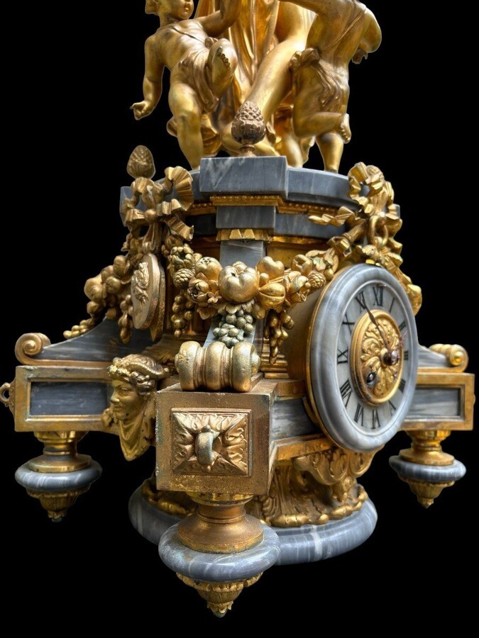 Nice mantel clock ‘ Woman with 3 putti ’ in gilt metal 19th century Special mantel clock woman with puttis playing music in gilt metal on a beautiful large pedestal in marble. Signed Philippe H. Mourey