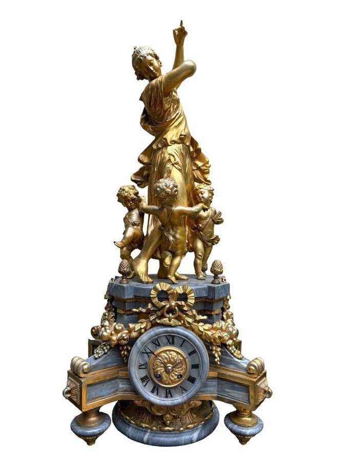 Nice mantel clock ‘ Woman with 3 putti ’ in gilt metal 19th century Special mantel clock woman with puttis playing music in gilt metal on a beautiful large pedestal in marble. Signed Philippe H. Mourey